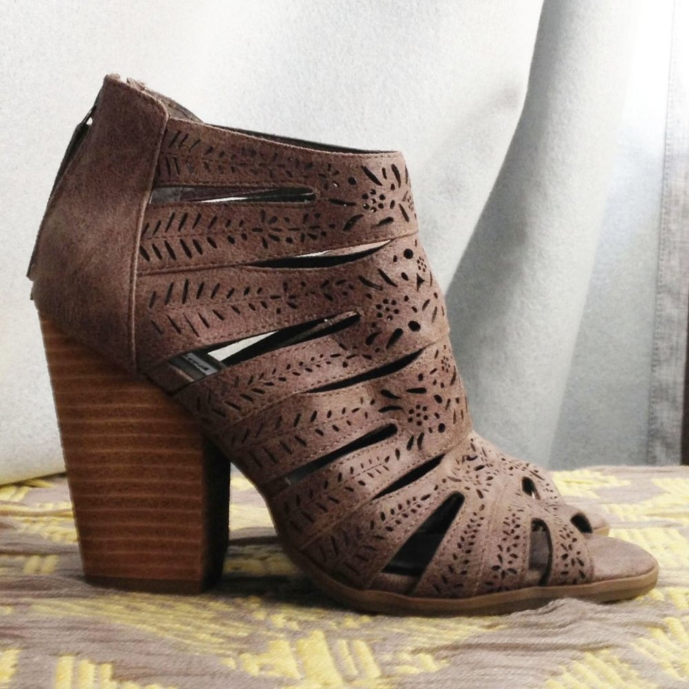Not rated-Santos- Taupe / heel open toe / Size 6